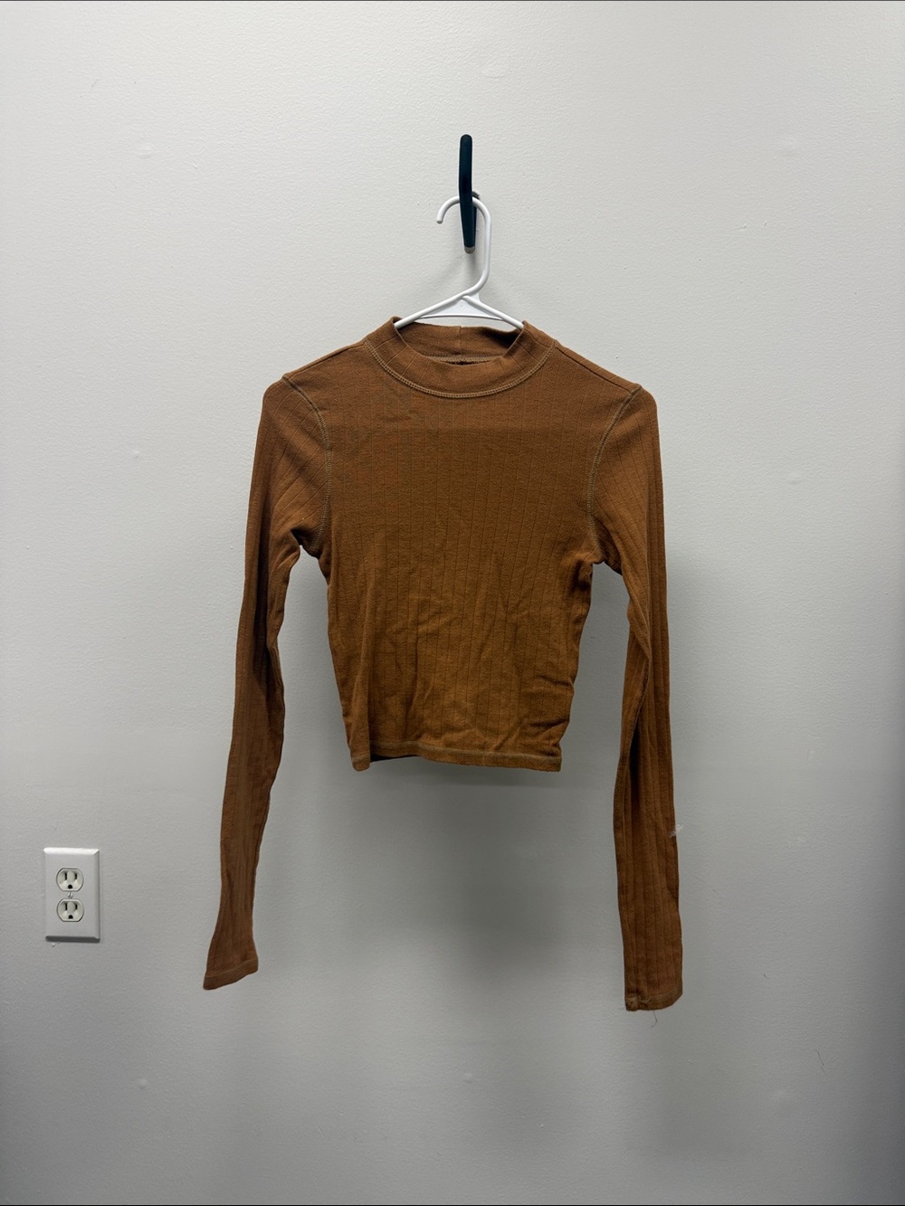 American Eagle Outfitters Ribbed Long-Sleeve Crop Top - Warm Brown - Picture 1 of 3